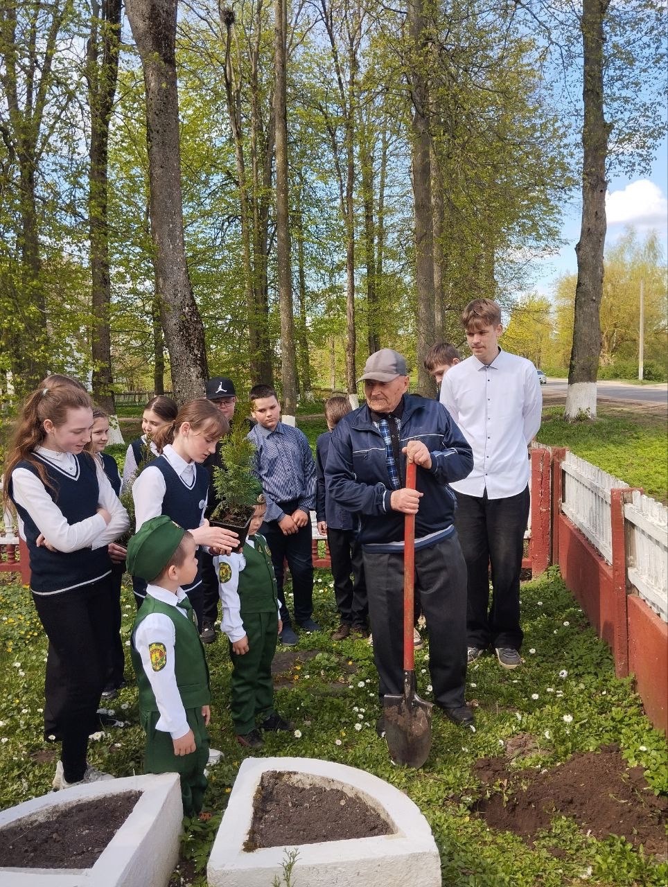 Посадка_аллеи_Аллея_поколений24.04.2025_1.jpg