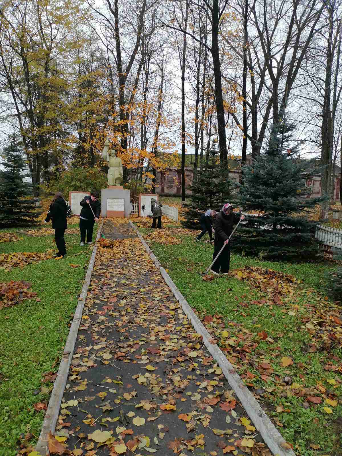 Уборка_памятников_и_воинских_захоронений_27.10.2025_6.jpg