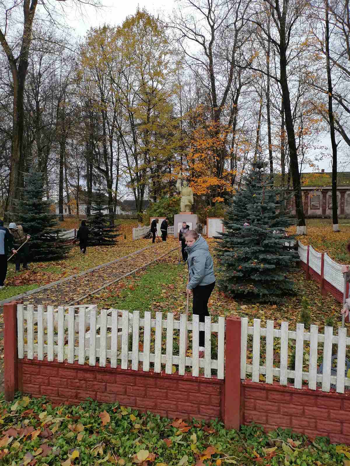 Уборка_памятников_и_воинских_захоронений_27.10.2025_7.jpg